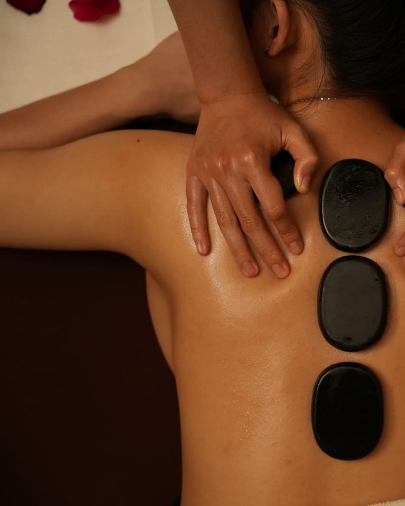 Massage chườm đá nóng